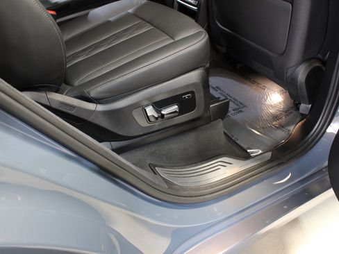 Used 2024 BMW X7 xDrive40i w/ Climate Comfort Package image 48