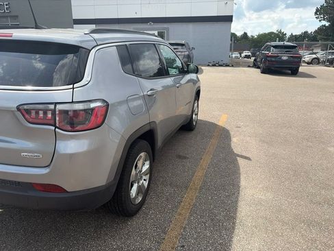 Used 2018 Jeep Compass Latitude w/ Popular Equipment Group AWD/4WD image 3