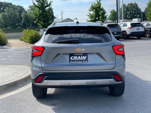 Used 2025 Chevrolet Trax LT FWD image 6