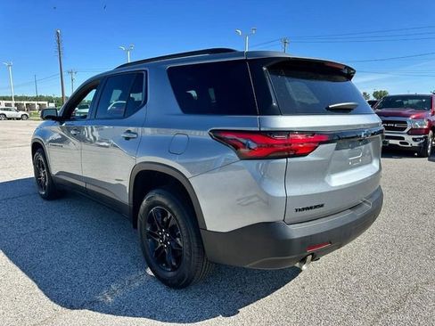 Used 2023 Chevrolet Traverse LT FWD image 3