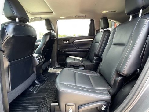 Used 2017 Toyota Highlander XLE FWD image 29