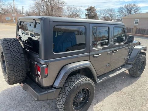 Used 2018 Jeep Wrangler Unlimited Sahara AWD/4WD image 7