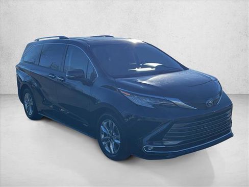 Used 2021 Toyota Sienna Limited image 3