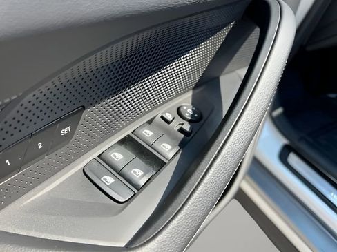 Used 2023 BMW i4 eDrive35 w/ Premium Package image 11