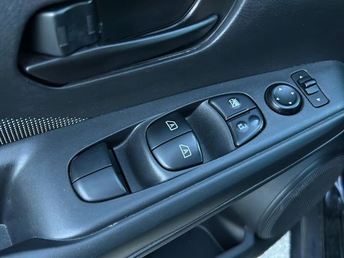 Used 2020 Nissan Kicks S FWD image 17