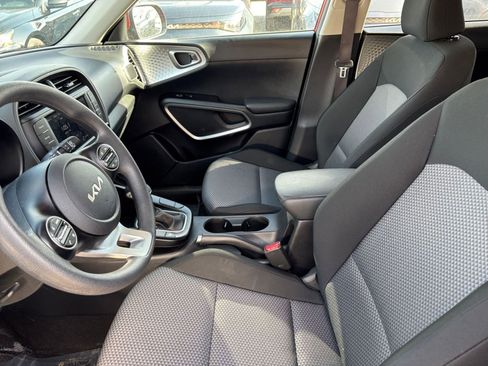 Used 2025 Kia Soul LX w/ LX Technology Package FWD image 25