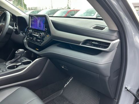 Used 2024 Toyota Highlander XLE image 26