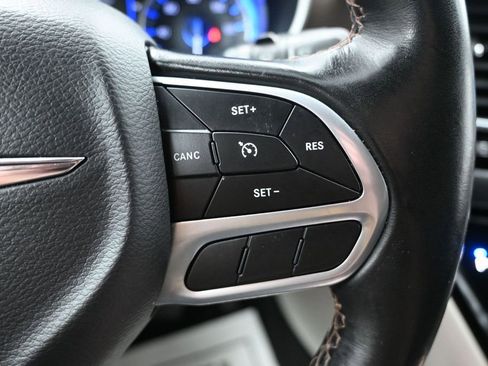 Used 2019 Chrysler Pacifica Touring-L FWD image 25