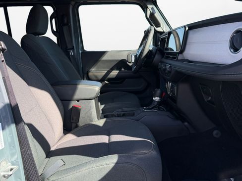 Used 2025 Jeep Wrangler Unlimited Sahara AWD/4WD image 15