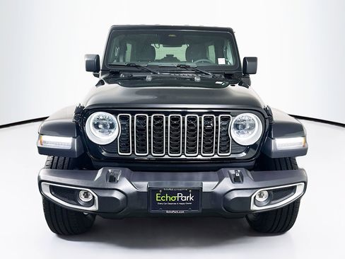 Used 2025 Jeep Wrangler Sahara image 2