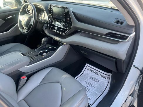 Used 2022 Toyota Highlander XLE image 22