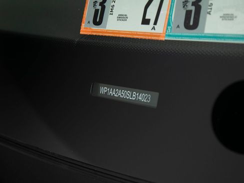 Certified 2025 Porsche Macan image 42