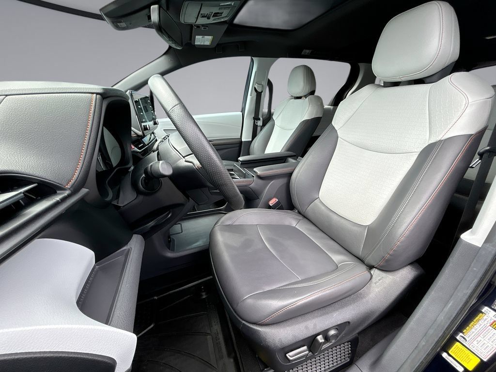 Used 2024 Toyota Sienna XSE FWD image 28