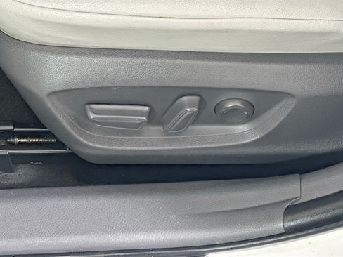 Used 2020 Toyota Camry SE FWD image 13