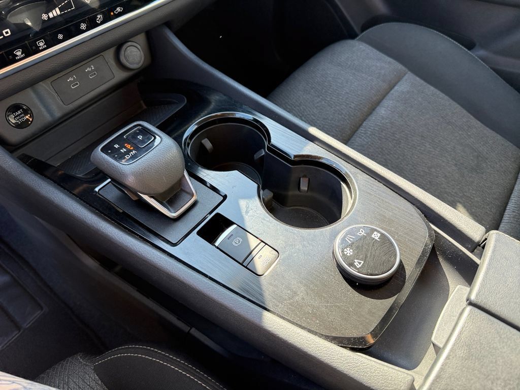 Used 2025 Nissan Rogue SV AWD/4WD image 31