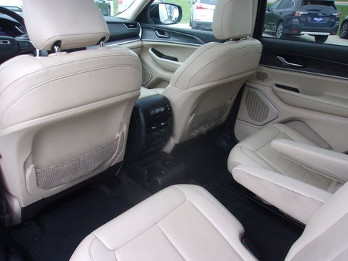 Used 2022 Jeep Grand Cherokee L Limited AWD/4WD image 17
