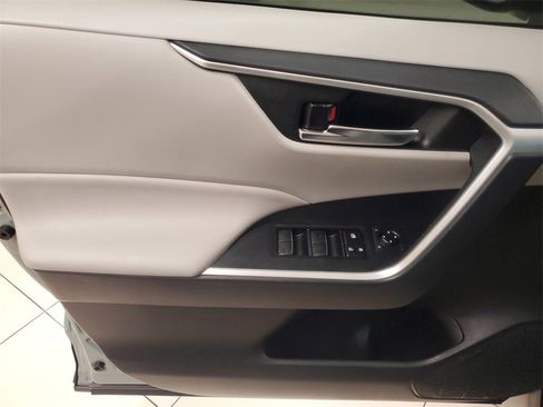 Used 2021 Toyota RAV4 XLE Premium image 20