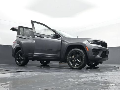 Used 2023 Jeep Grand Cherokee Altitude AWD/4WD image 33