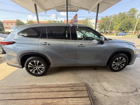 Used 2021 Toyota Highlander XLE FWD image 4