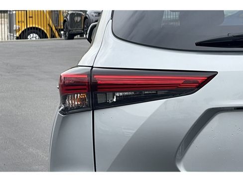 Used 2021 Toyota Highlander LE FWD image 46