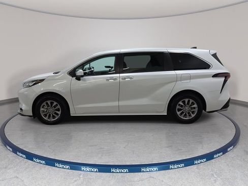 Certified 2023 Toyota Sienna XLE FWD image 8