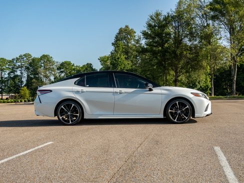 Used 2019 Toyota Camry XSE FWD image 4