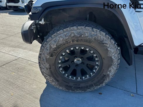 Used 2021 Jeep Wrangler Unlimited Sahara w/ Uconnect 4C Nav & Sound Group image 8