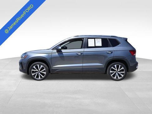 Used 2024 Volkswagen Taos SE FWD image 2