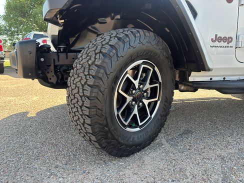 Used 2024 Jeep Wrangler Unlimited Rubicon AWD/4WD image 21