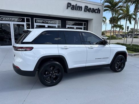 Used 2022 Jeep Grand Cherokee Altitude AWD/4WD image 4