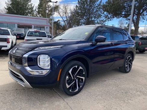 Used 2024 Mitsubishi Outlander SE image 1