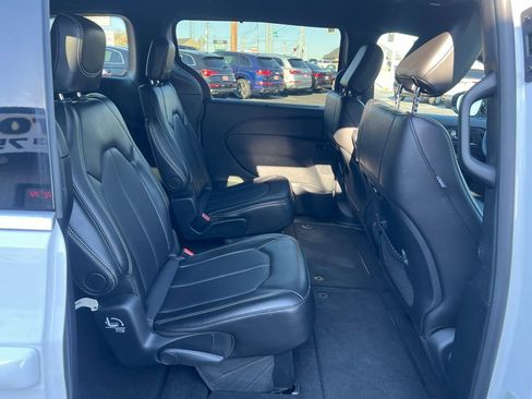 Used 2025 Chrysler Pacifica Select image 23