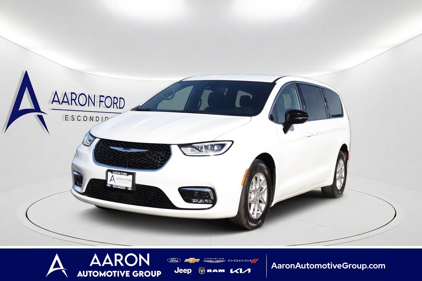 Used 2026 Chrysler Pacifica Select FWD image 1
