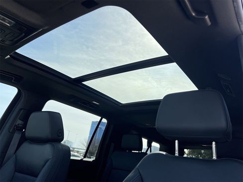 Used 2024 Chevrolet Suburban Z71 w/ Luxury Package image 23