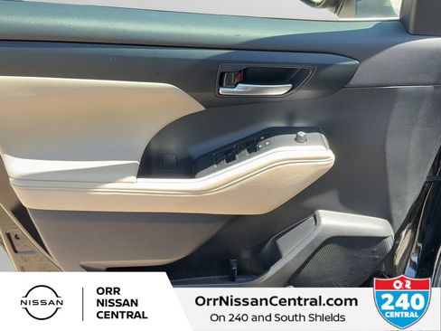 Used 2023 Toyota Highlander XLE AWD/4WD image 17