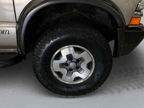 Used 2001 Chevrolet Blazer LS w/ Preferred Equipment Group AWD/4WD image 15