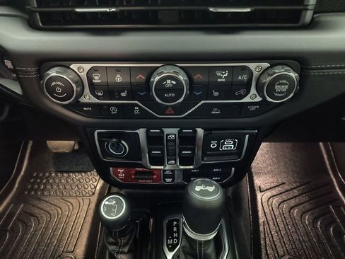 Used 2025 Jeep Wrangler Unlimited Rubicon w/ Convenience Group AWD/4WD image 27