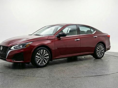 Used 2025 Nissan Altima 2.5 SV image 3
