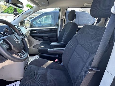 Used 2020 Dodge Grand Caravan SE w/ UConnect Hands-Free Group image 7