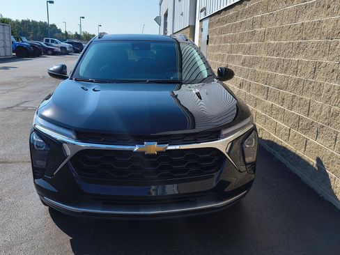 Used 2024 Chevrolet Trax LT w/ Sunroof Package FWD image 5