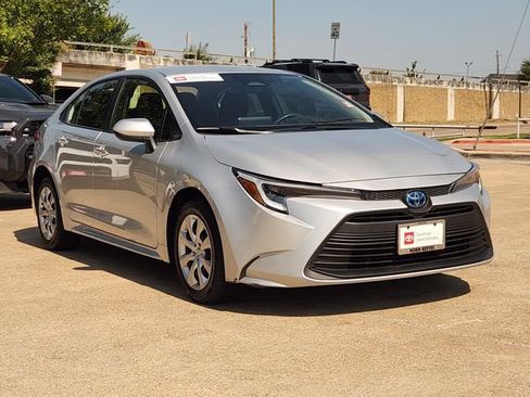 Used 2023 Toyota Corolla LE FWD image 2