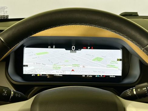 Used 2025 Land Rover Defender 110 X-Dynamic SE image 10