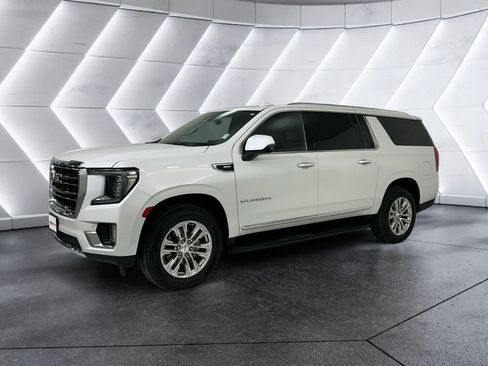 Used 2023 GMC Yukon XL SLT w/ SLT Premium Package AWD/4WD image 3