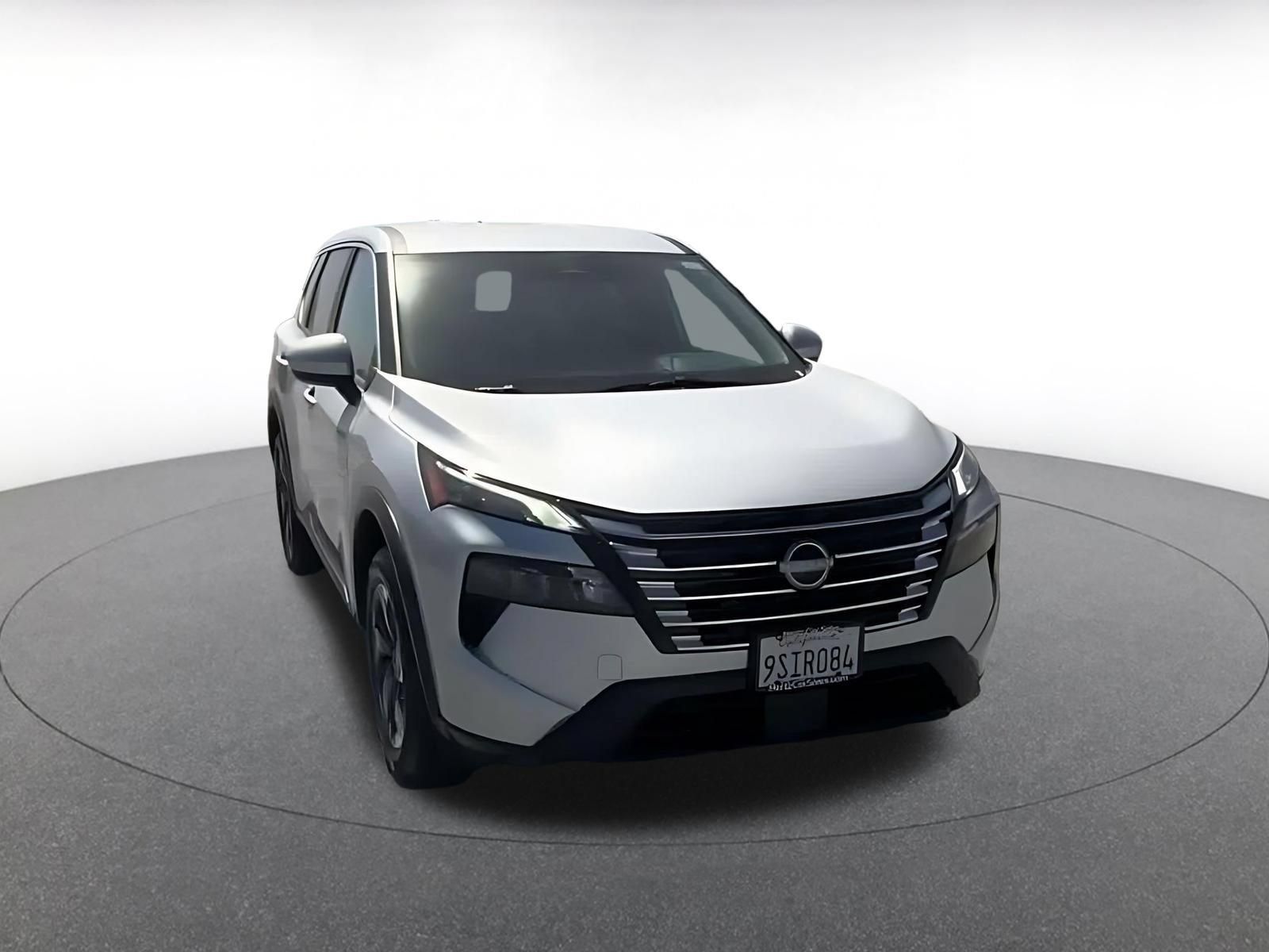 Used 2025 Nissan Rogue SV FWD image 4