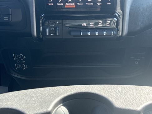 Used 2025 RAM 2500 Laramie AWD/4WD image 17