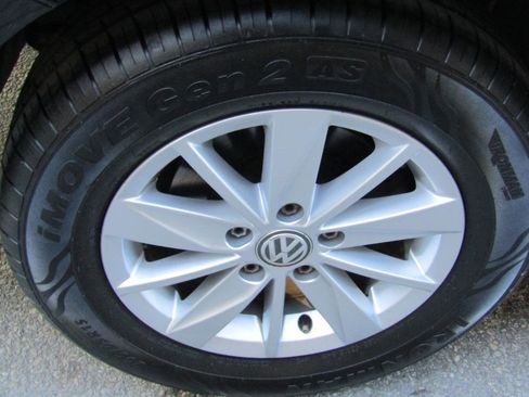 Used 2017 Volkswagen Golf S FWD image 33