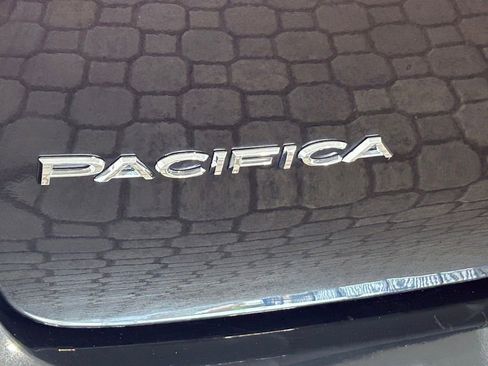 Used 2022 Chrysler Pacifica Touring-L image 21