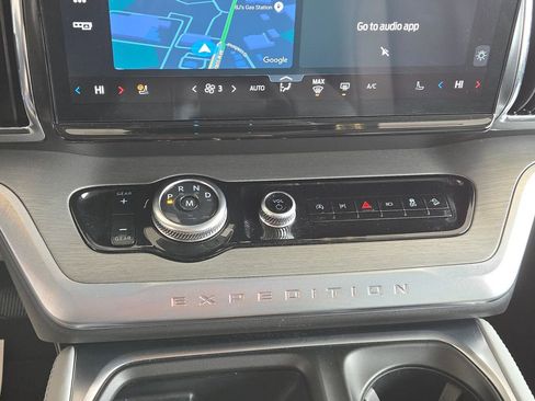 Used 2025 Ford Expedition Platinum image 18