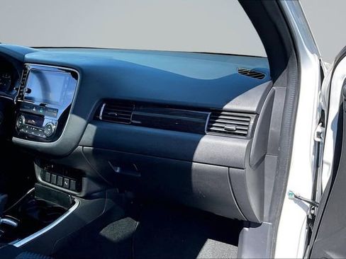 Used 2018 Mitsubishi Outlander AWD image 25