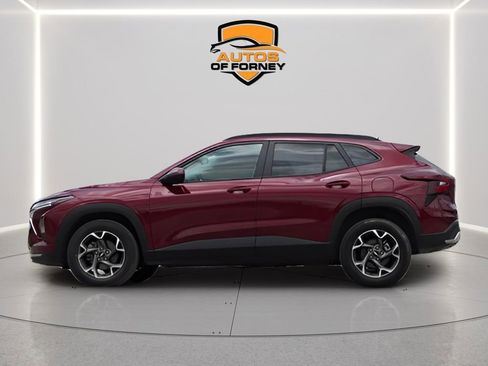 Used 2025 Chevrolet Trax LT FWD image 2